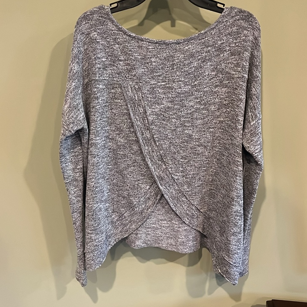 American Eagle Back Slit Long Sleeve Scoop Neck Lightweight Sweater. Size XS.